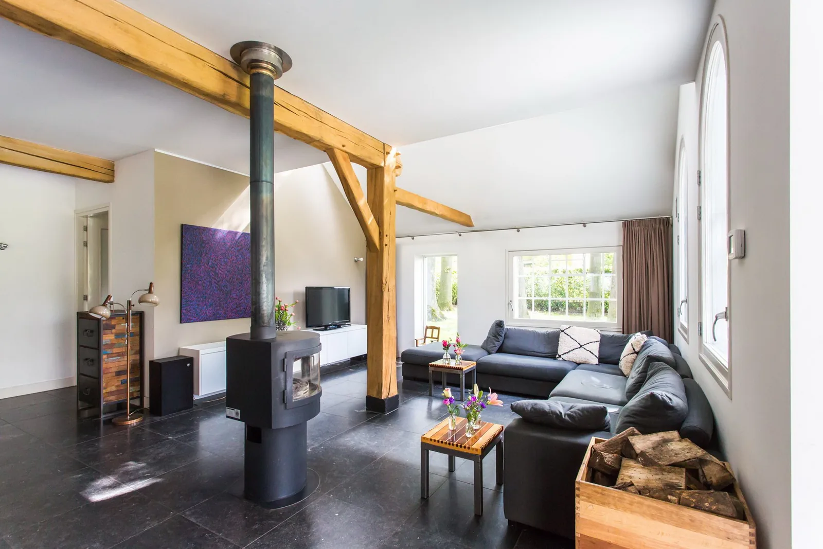 Ambachtelijke details en ruimtelijkheid in het interieur van de herbestemde boerderij