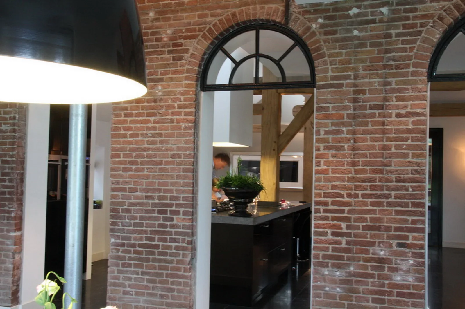 Geveldetail met zorgvuldig gekozen materialisatie in oud en nieuw bouwdeel