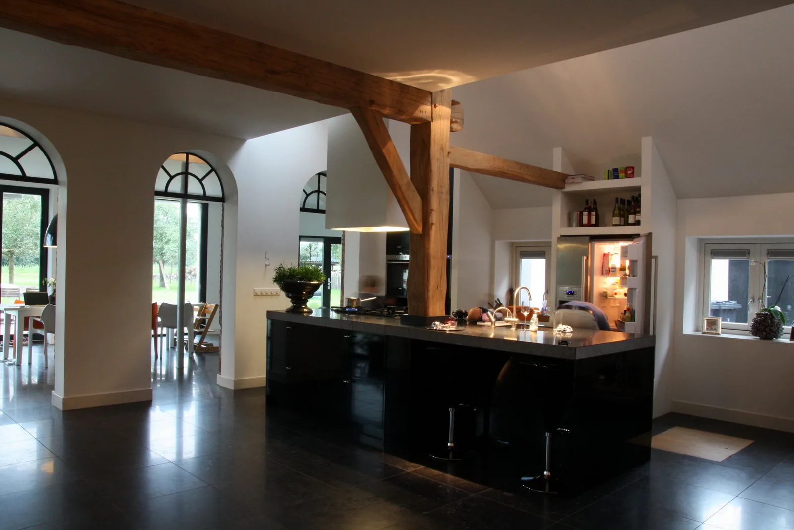 Modern nieuwbouwvolume in landelijke setting met zicht op het erf