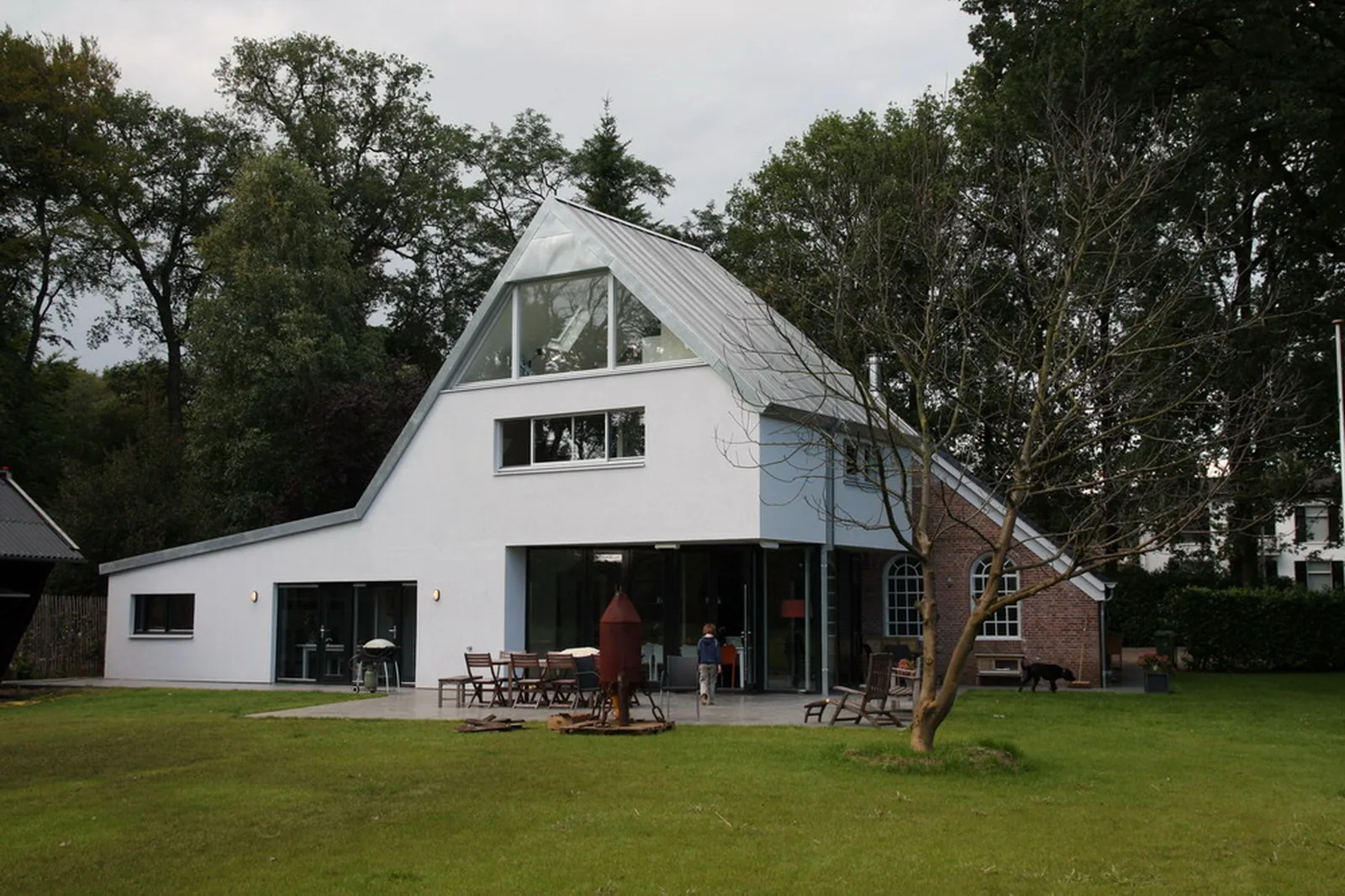 Moderne uitbreiding aan de tuinzijde met duidelijke, eigentijdse architectuur