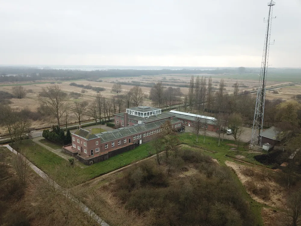 herbestemming NERA gebouw met nieuwbouw achter het monument, ondergeschikt vanaf de Radioweg