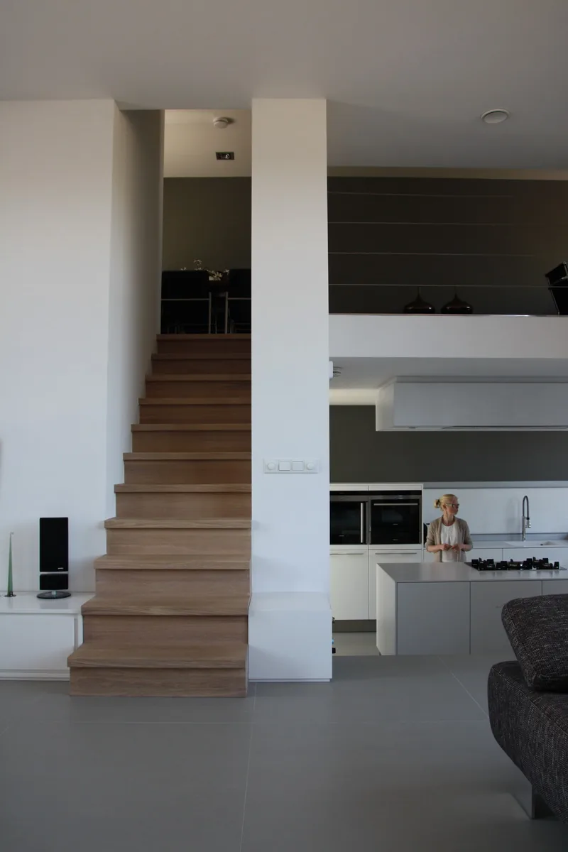 Doorkijkjes door split-level hoogteverschillen en vides versterken de ruimtelijkheid