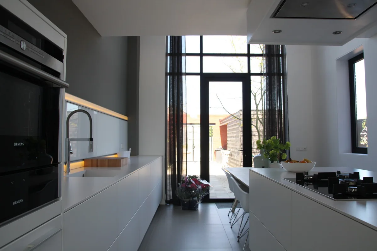 Halve trappen en videzones verbinden de woonlagen in de hoekwoning
