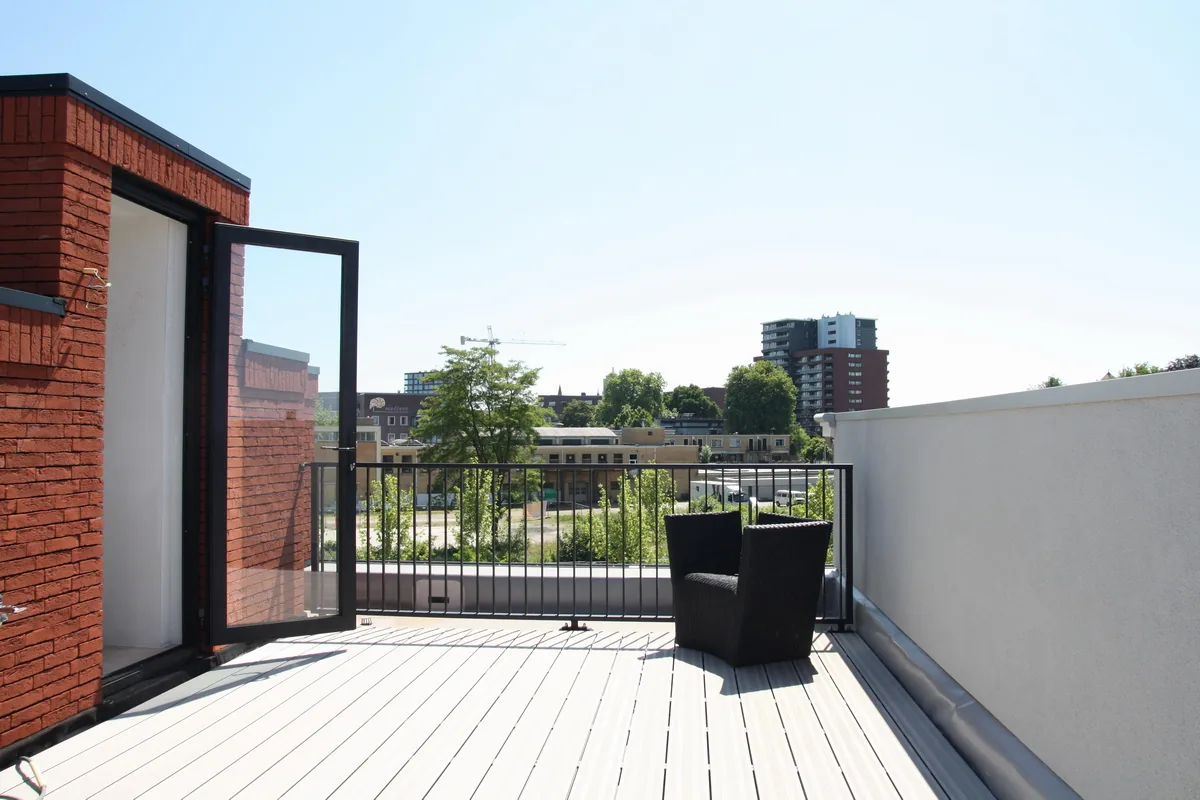 Dakterras en gevelbeeld met verwijzing naar textielarchitectuur in Enschede