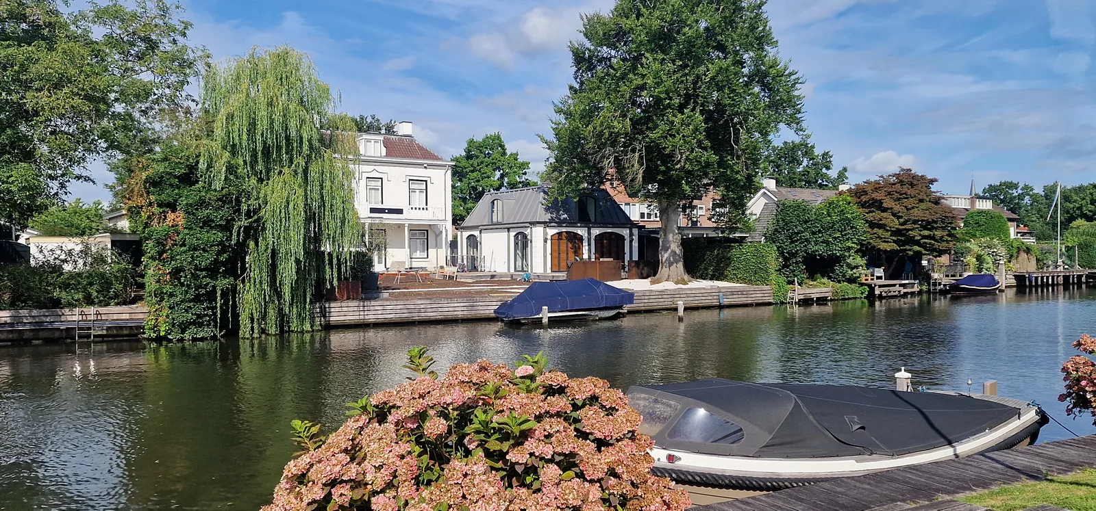 Architect Maarssen Koetshuis bij monument aan de Vecht