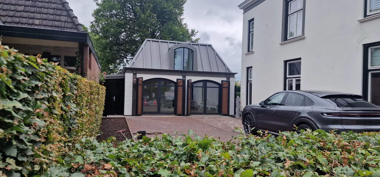 Eigendijds koetshuis bij monument aan de Vecht, uitgevoerd in moderne materialen