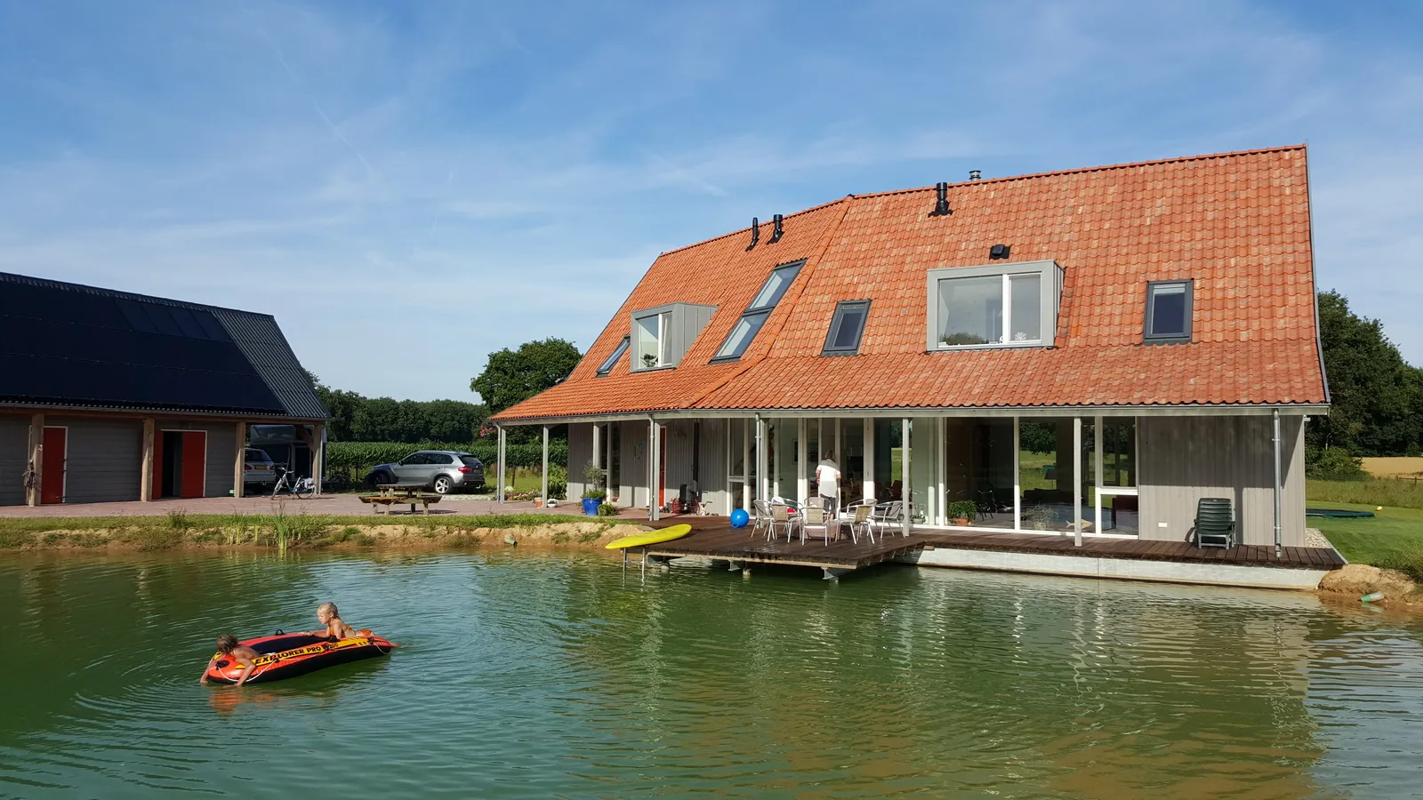 Eetkeuken in het knikpunt met zichtlijn naar de bossen en licht via dakramen