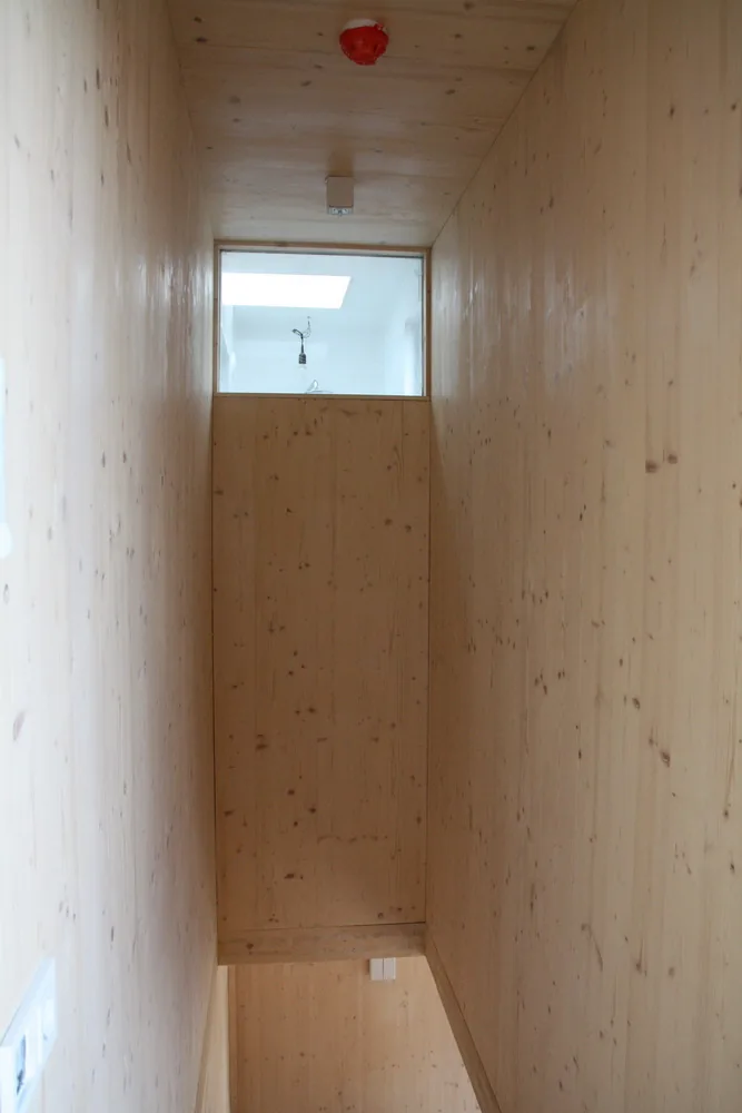 Gevelcompositie met strategisch geplaatste ramen voor privacy op IJburg