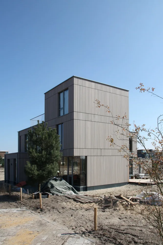 Massieve CLT-constructie met nauwkeurige gevelopening en diepe negge in het hout