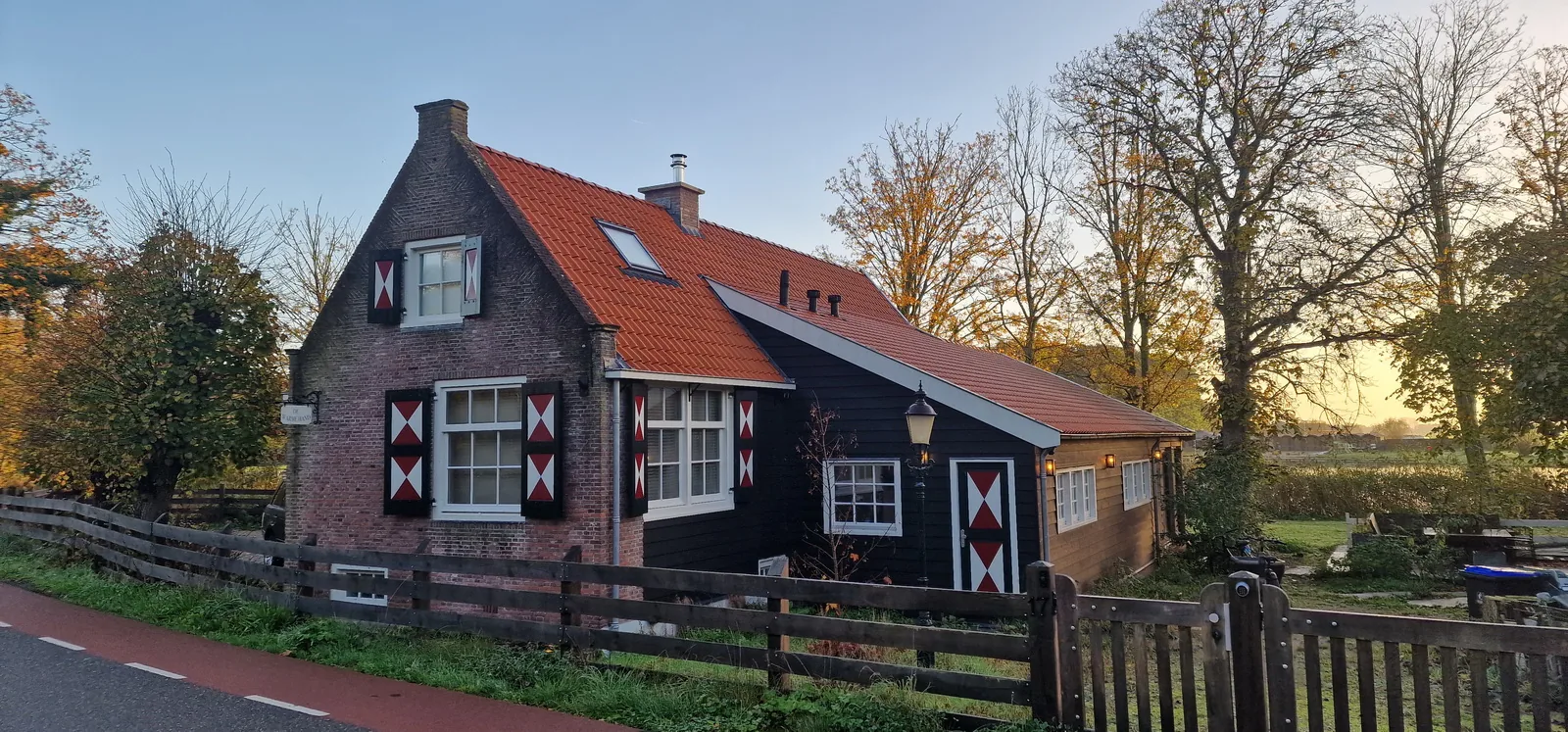 Verbouwde woning De Warme Hand in Nieuwersluis met nieuwe uitbouw