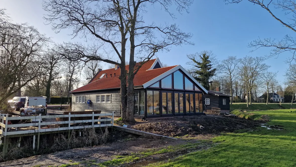 Achtergevel van De Warme Hand met nieuwe uitbouw en grote puien