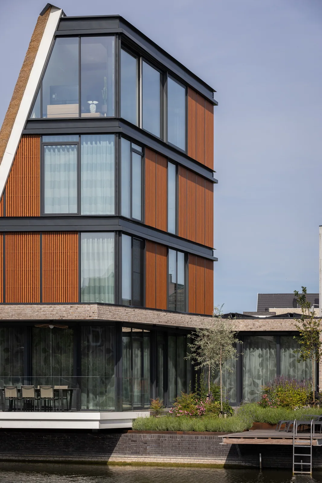 Compositie en materialisatie van de gevel in relatie tot het water