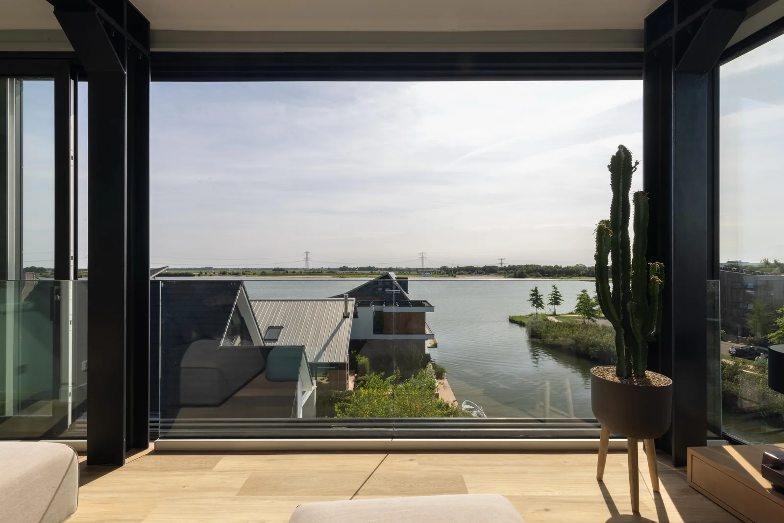 Derde verdieping lounge - openslaande puien en uitzicht over het water