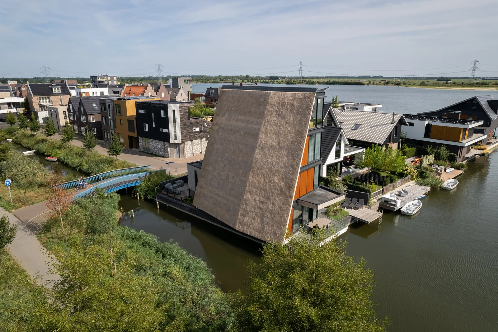 Gevelbeeld - contrast tussen geborgen noordzijde en open zuidzijde