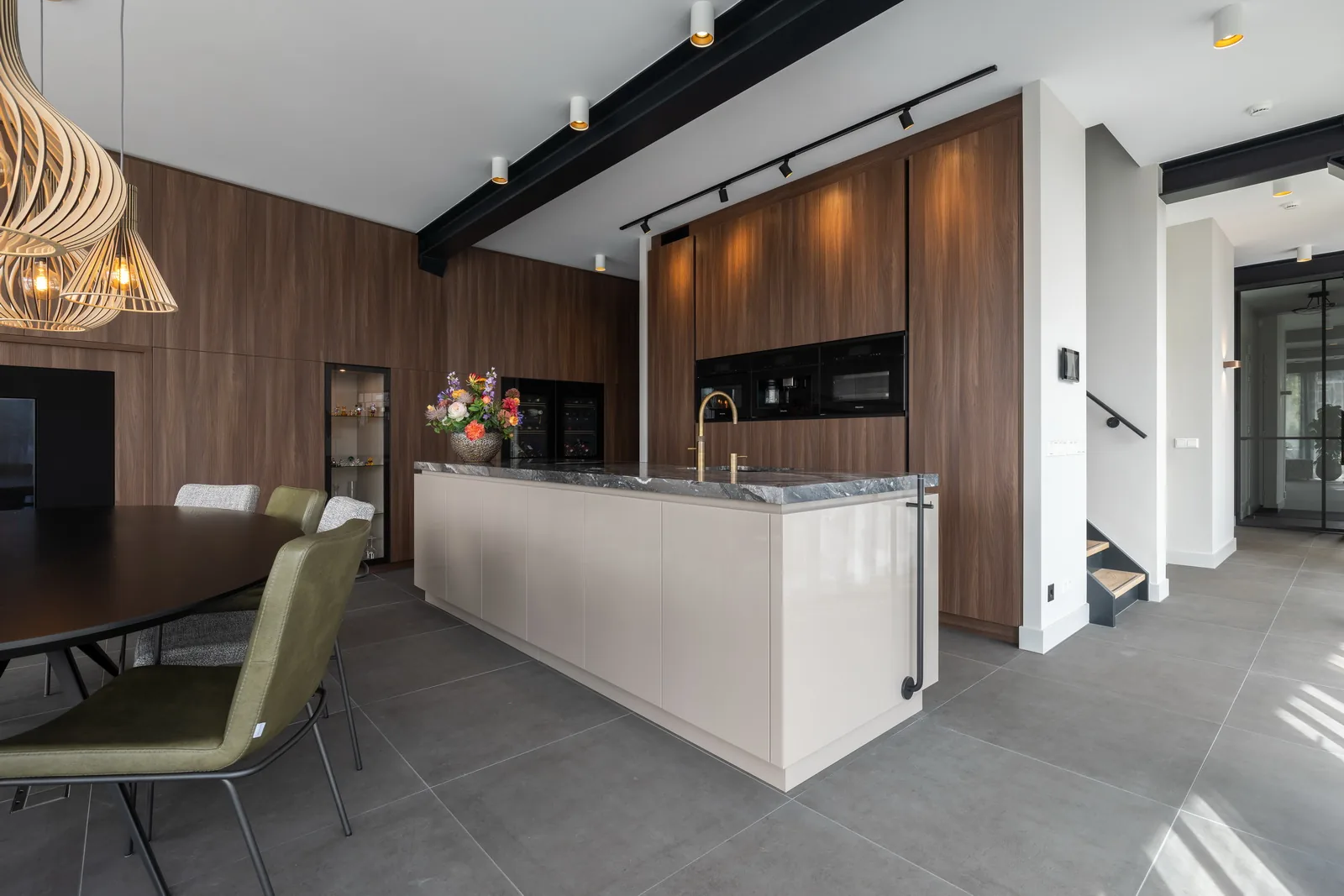 Maatwerk kasten en verfijnde interieurdetails in de leefruimte
