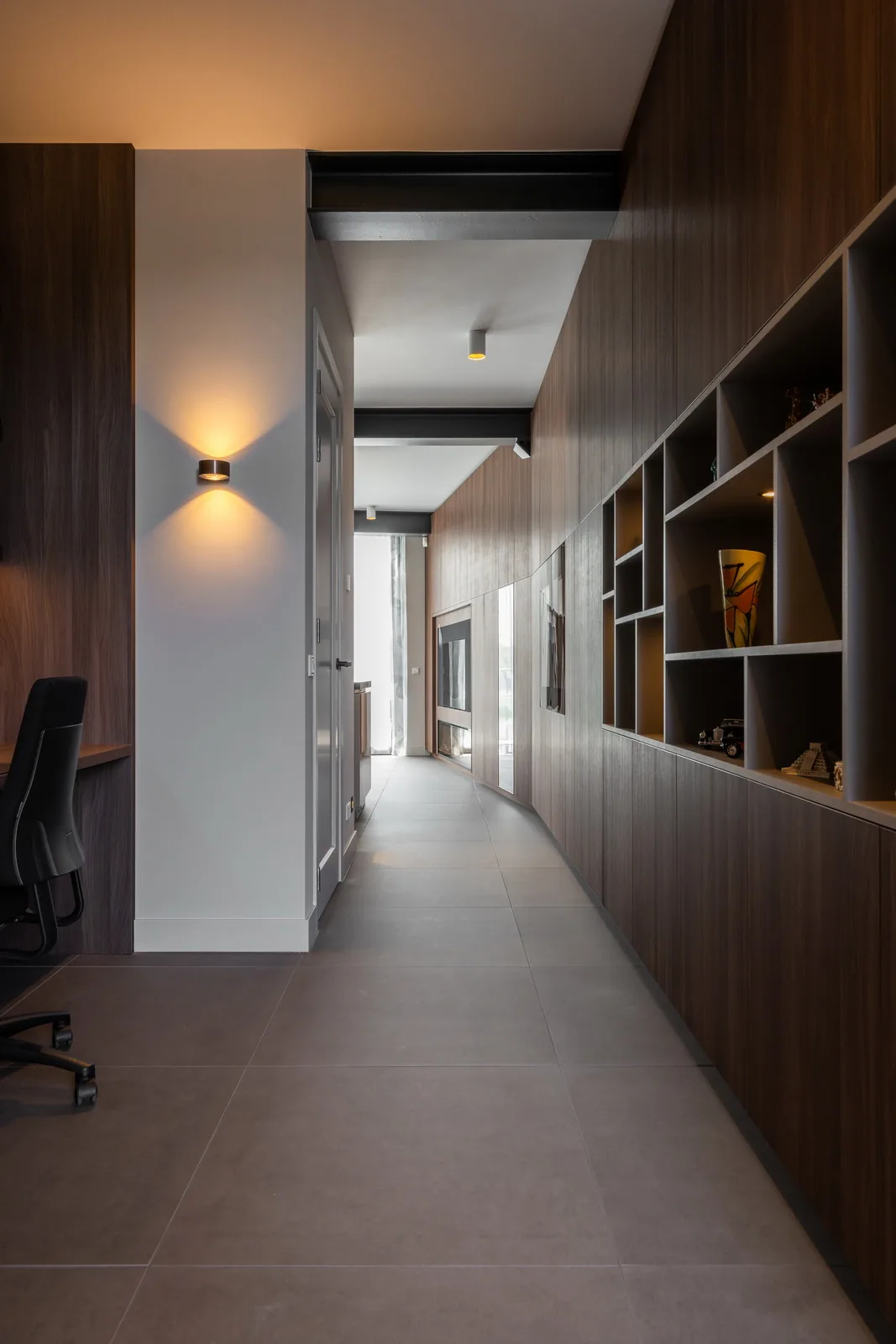 Maatwerk woonruimte met hoogwaardige afwerking en rustige compositie in de villa