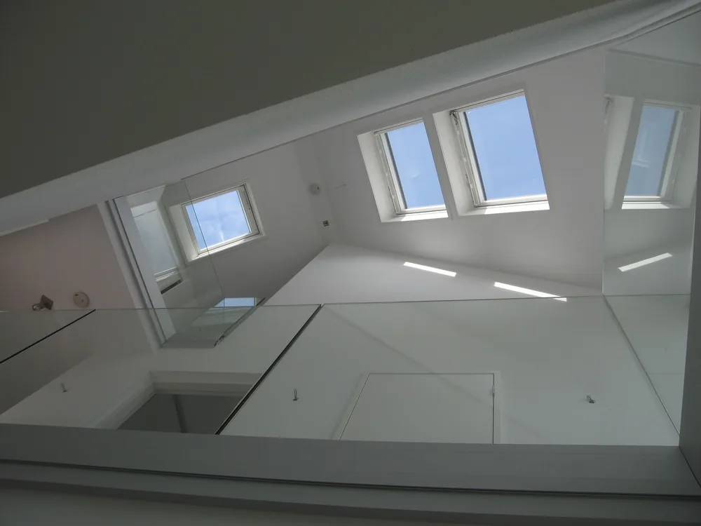 Leefruimte met vides en dakramen boven de eetkamer als centraal hart van de woning