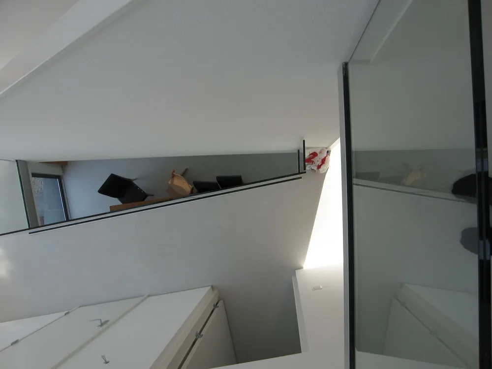 Vides en dakramen maken de eetkamer tot centrale spil van de woning