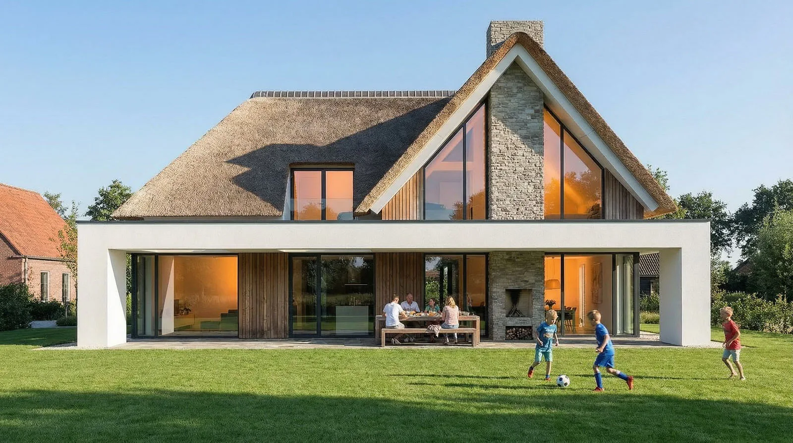 Architect luxe rietkapvilla Het Gooi - uitkragend volume met souterrain