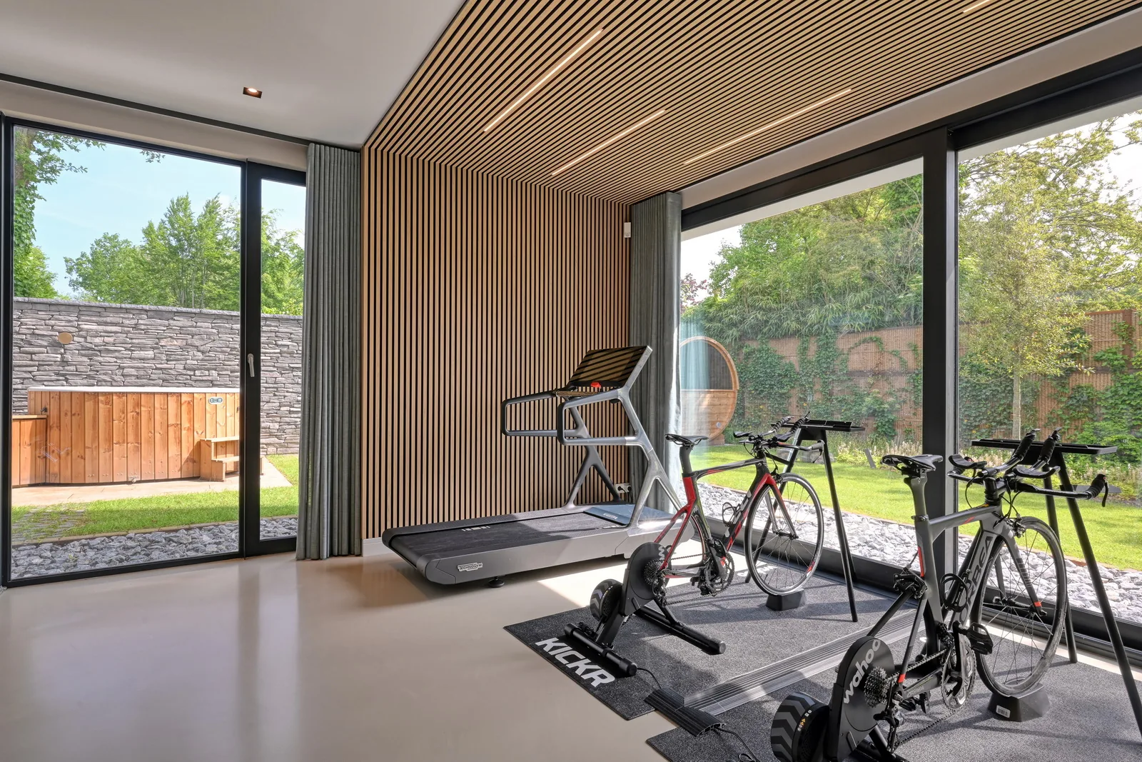 Relatie tussen villa, tuin en groen door open gevelopeningen