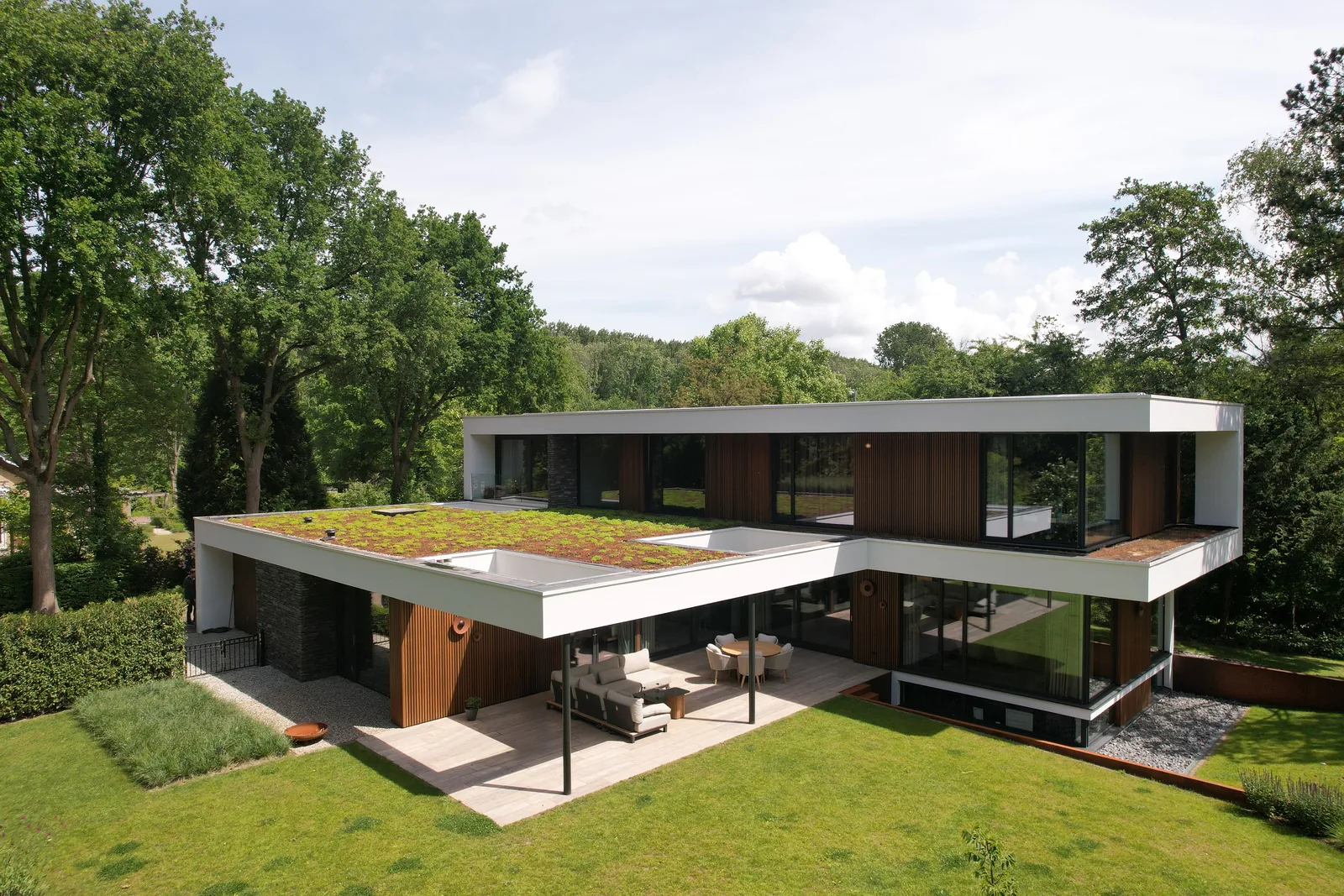 Moderne villa transformatie in Lelystad met houten gevel en grote glaspartijen