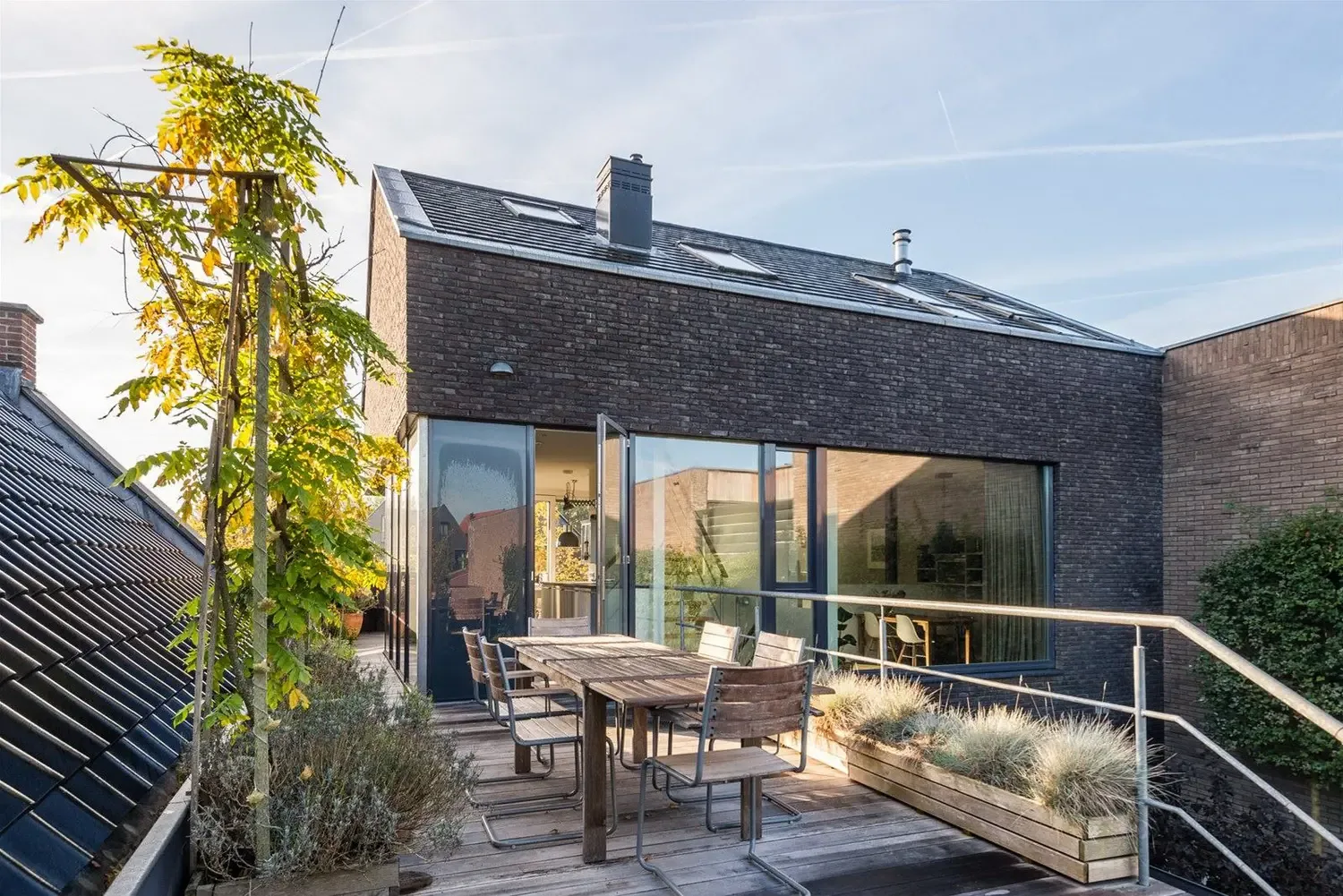 Samenhang tussen woning en tuin door uitgesneden volumes en gerichte zichtlijnen