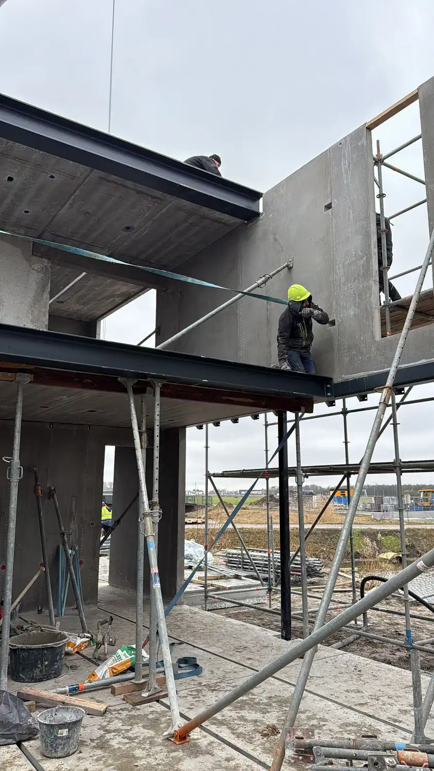Prefab betonbouw villa in Almere met architectonische expressie in beton