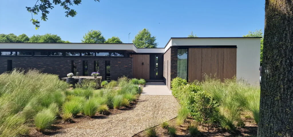 Strakke wanden, overstekken en lichtregie in de villaarchitectuur
