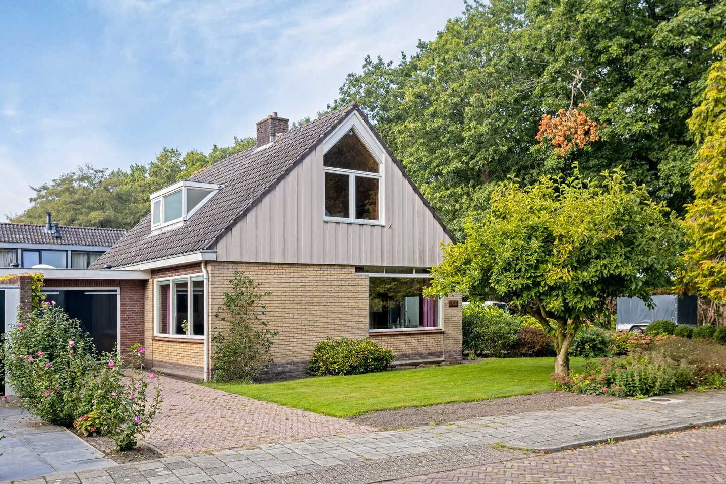 Impressie transformatie villa Loenen aan de Vecht modernisering met warme materialen