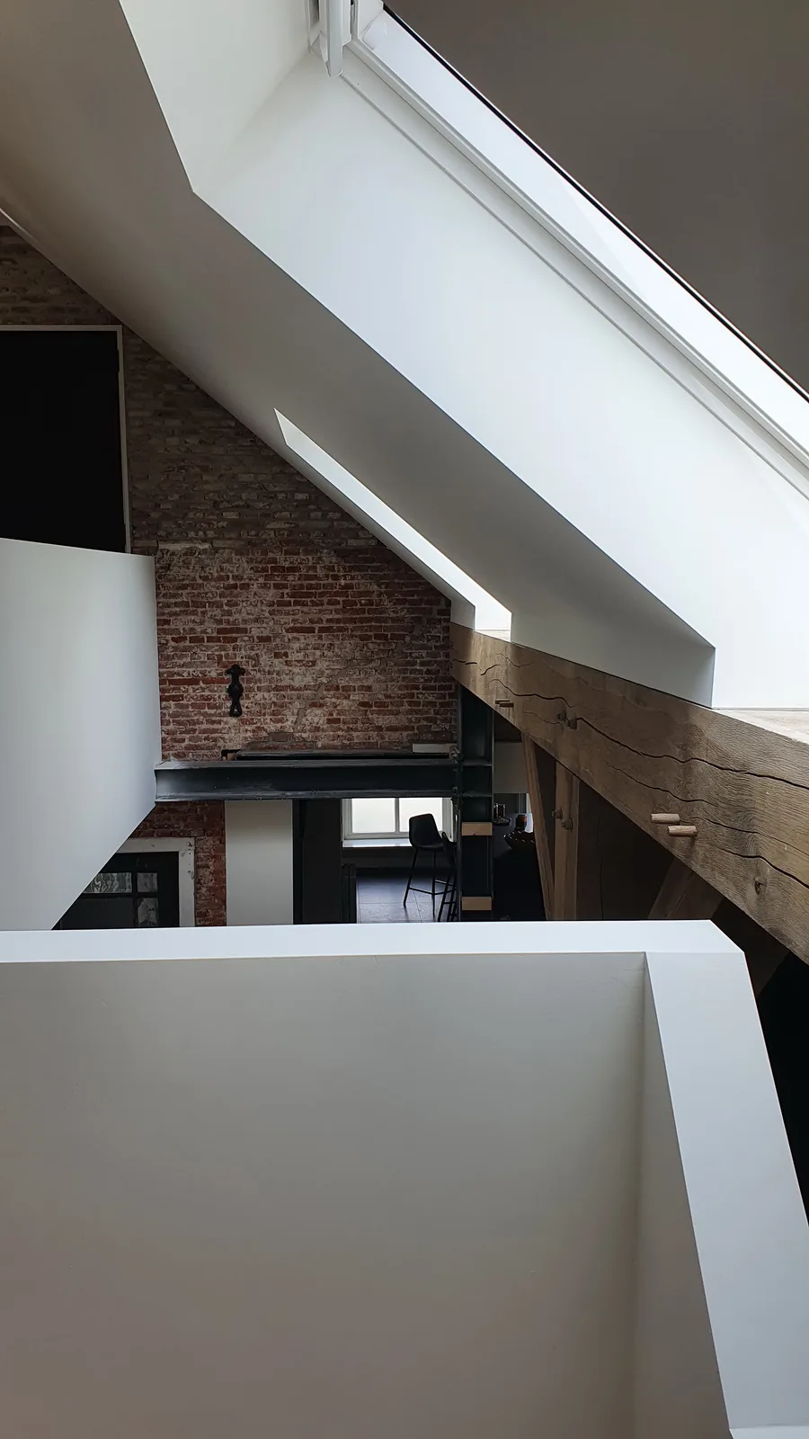 Overgang met niveauverschil en zitplek tussen monumentaal voorhuis en nieuwbouwschuur