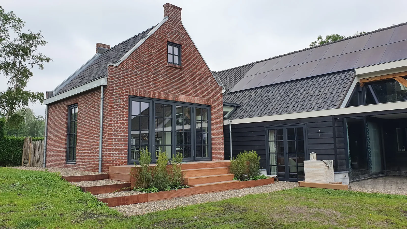 Relatie tussen voorhuis, schuur en bijgebouw binnen het erfensemble aan de Amstel