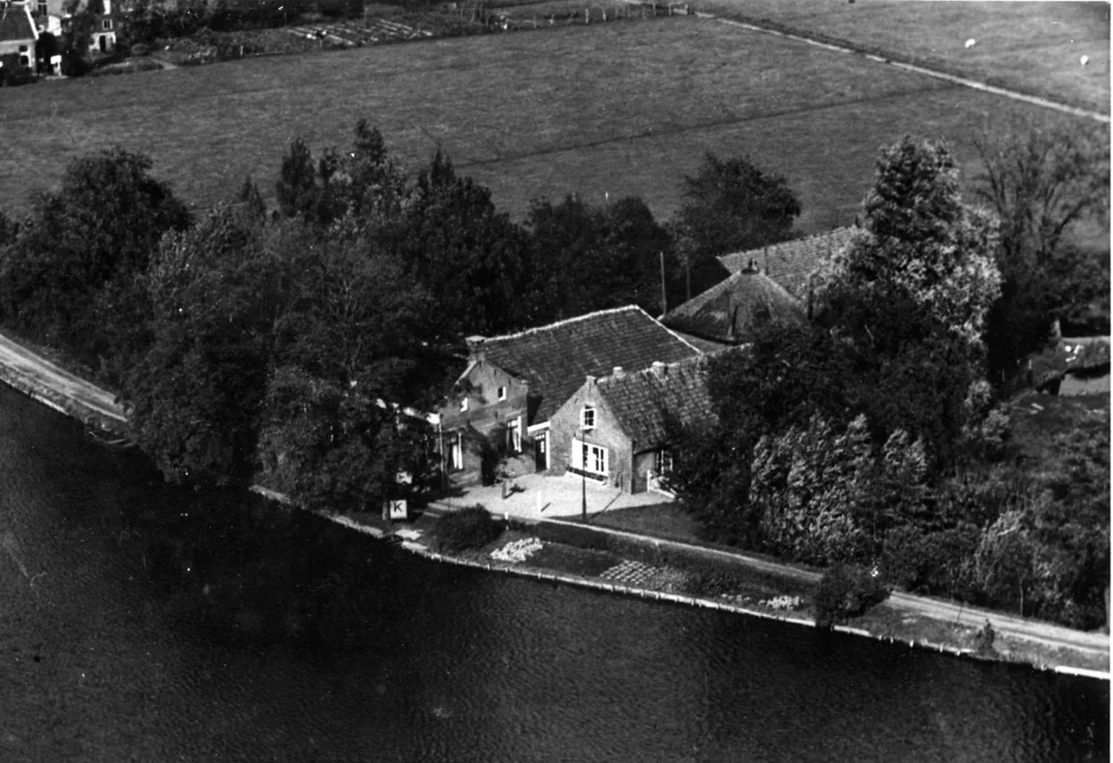 Samenhang tussen monumentale gevels en eigentijdse uitbreiding op het erf