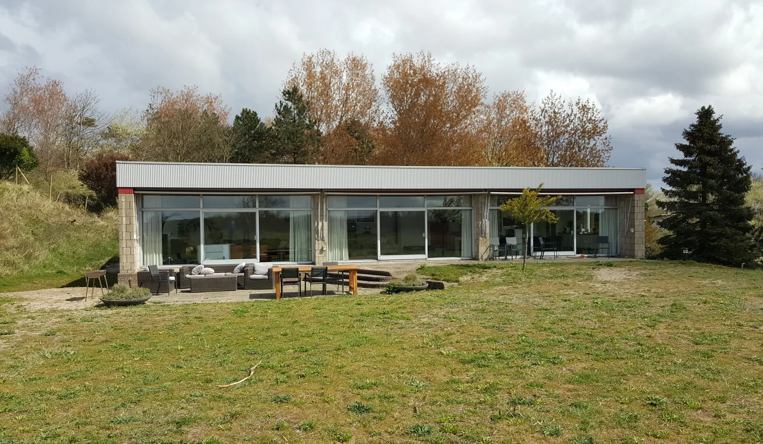 Buitenruimte met terras en luwte aan de duinzijde van de villa