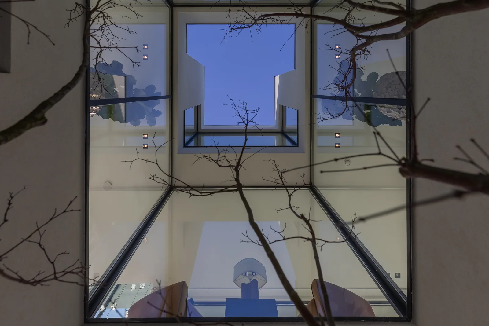 Duinvilla in Zandvoort met grote glaspartijen en rustige architectonische belijning