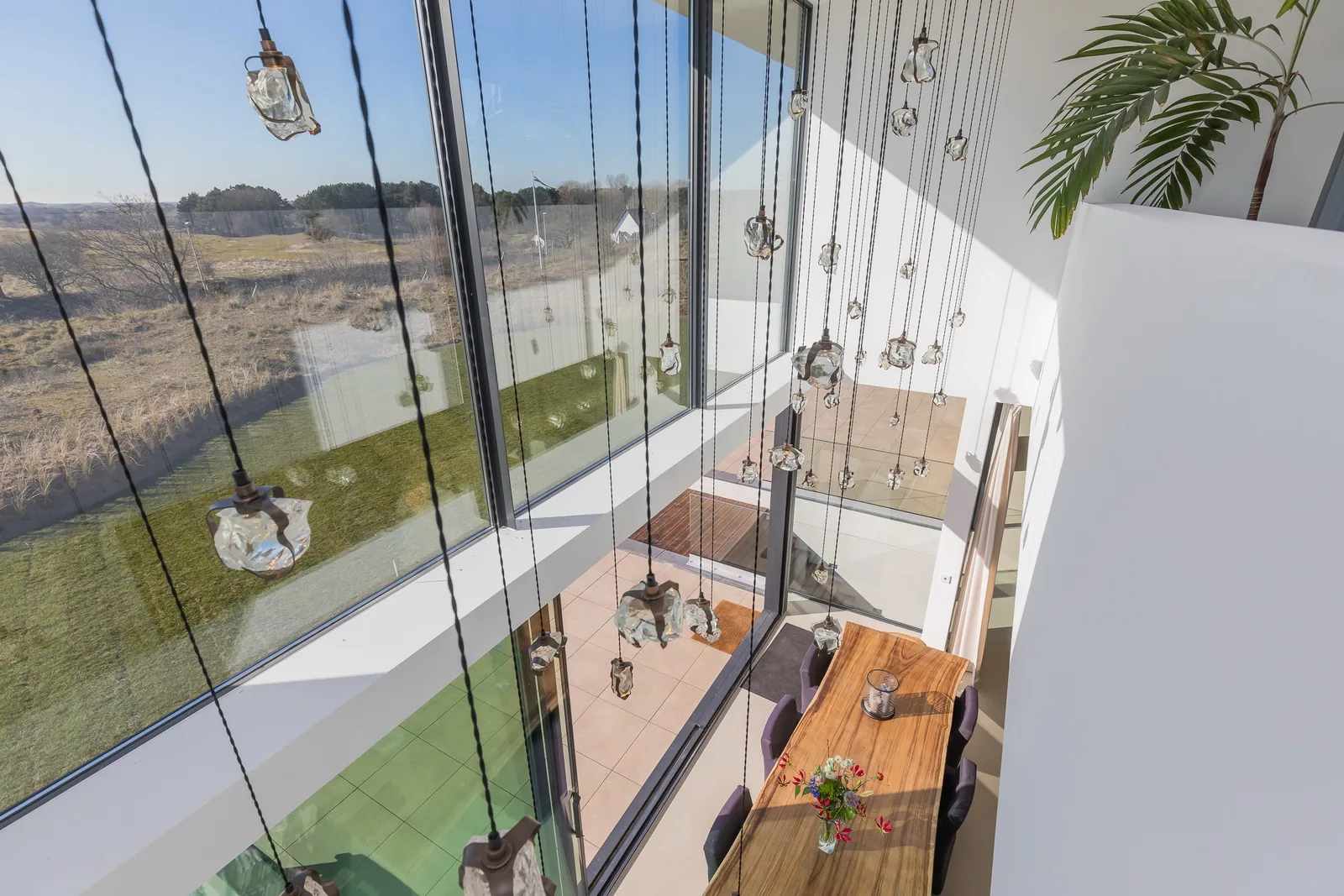 Interieurcompositie met eikenhout, kalkverf en natuursteen in warme tinten