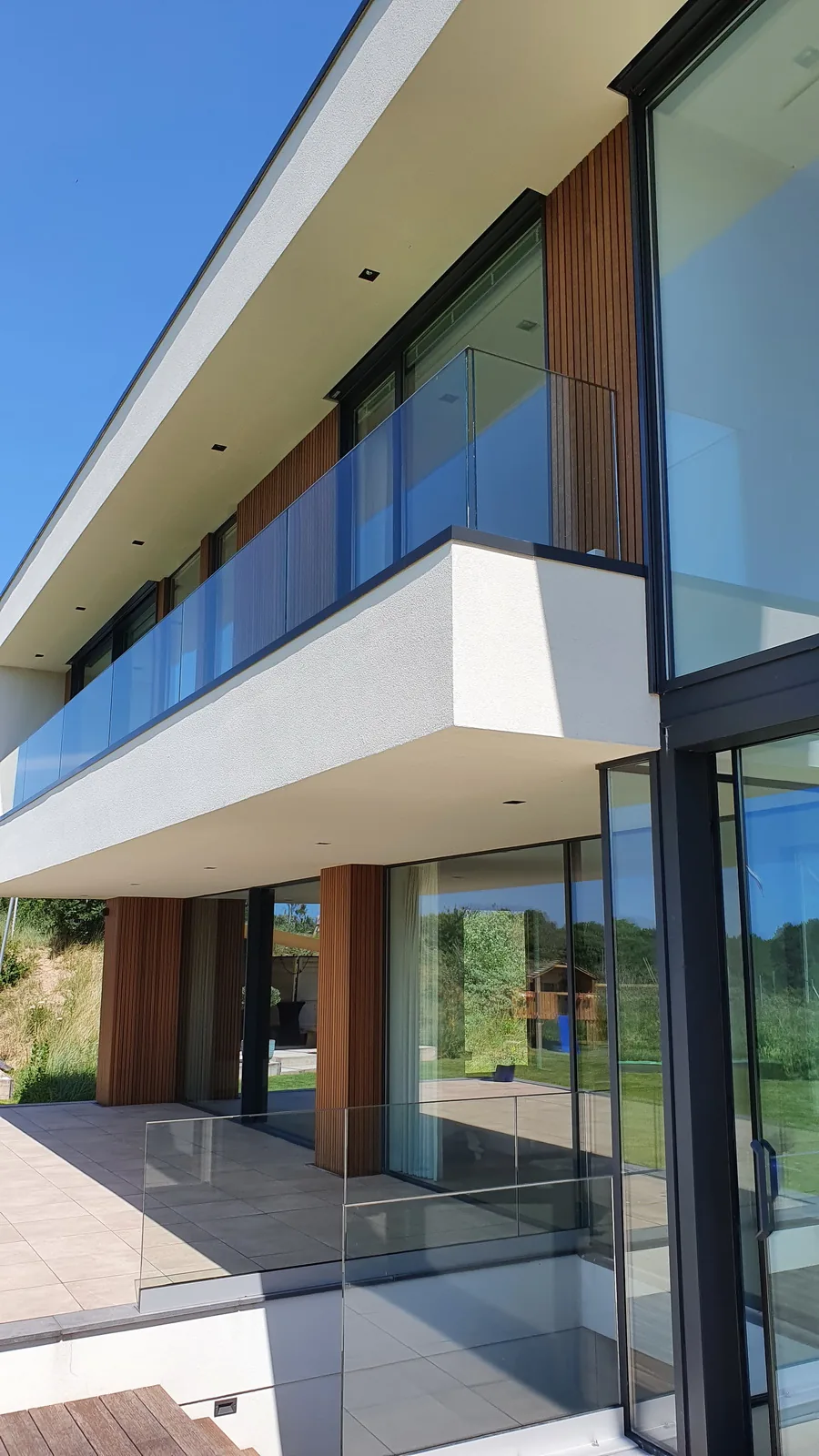 Luxe interieurafwerking met ingetogen kleuren en geïntegreerd maatwerk
