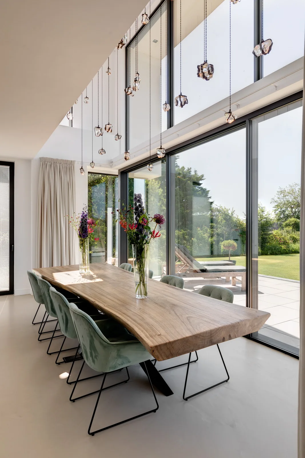 Open leefverdieping met maatwerkkeuken, daglicht en directe relatie met de tuin