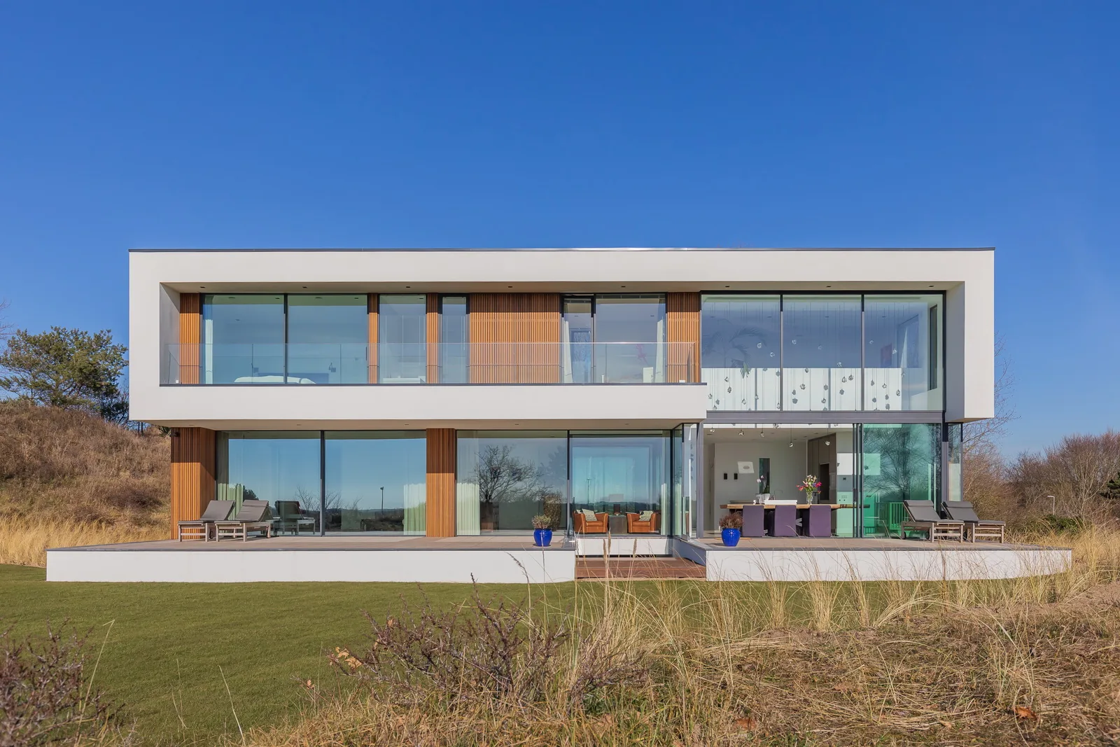 Totaalbeeld van de verbouwde luxe villa in Zandvoort na complete transformatie
