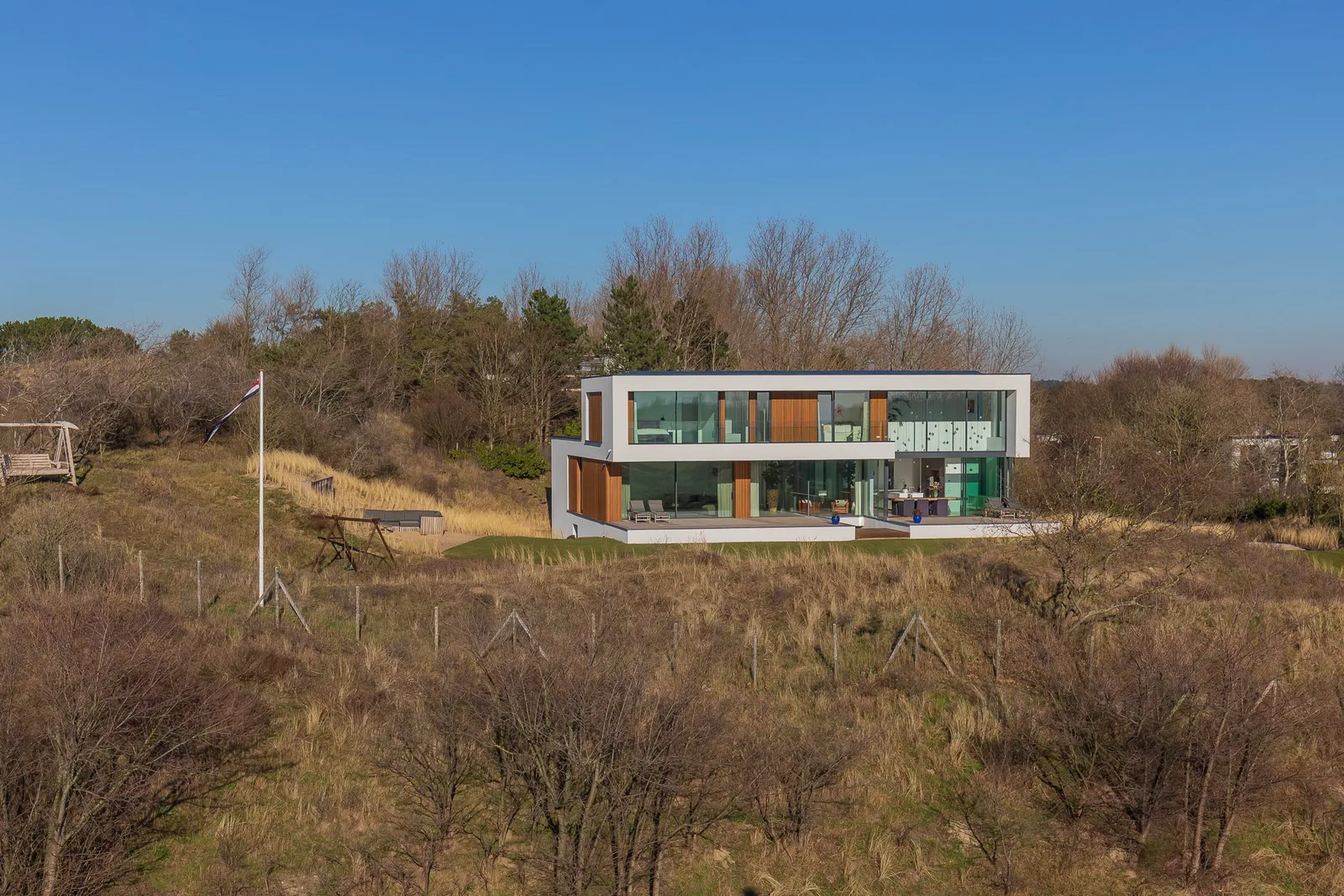 Verbouwde duinvilla - duurzaam wooncomfort in een luxe schil