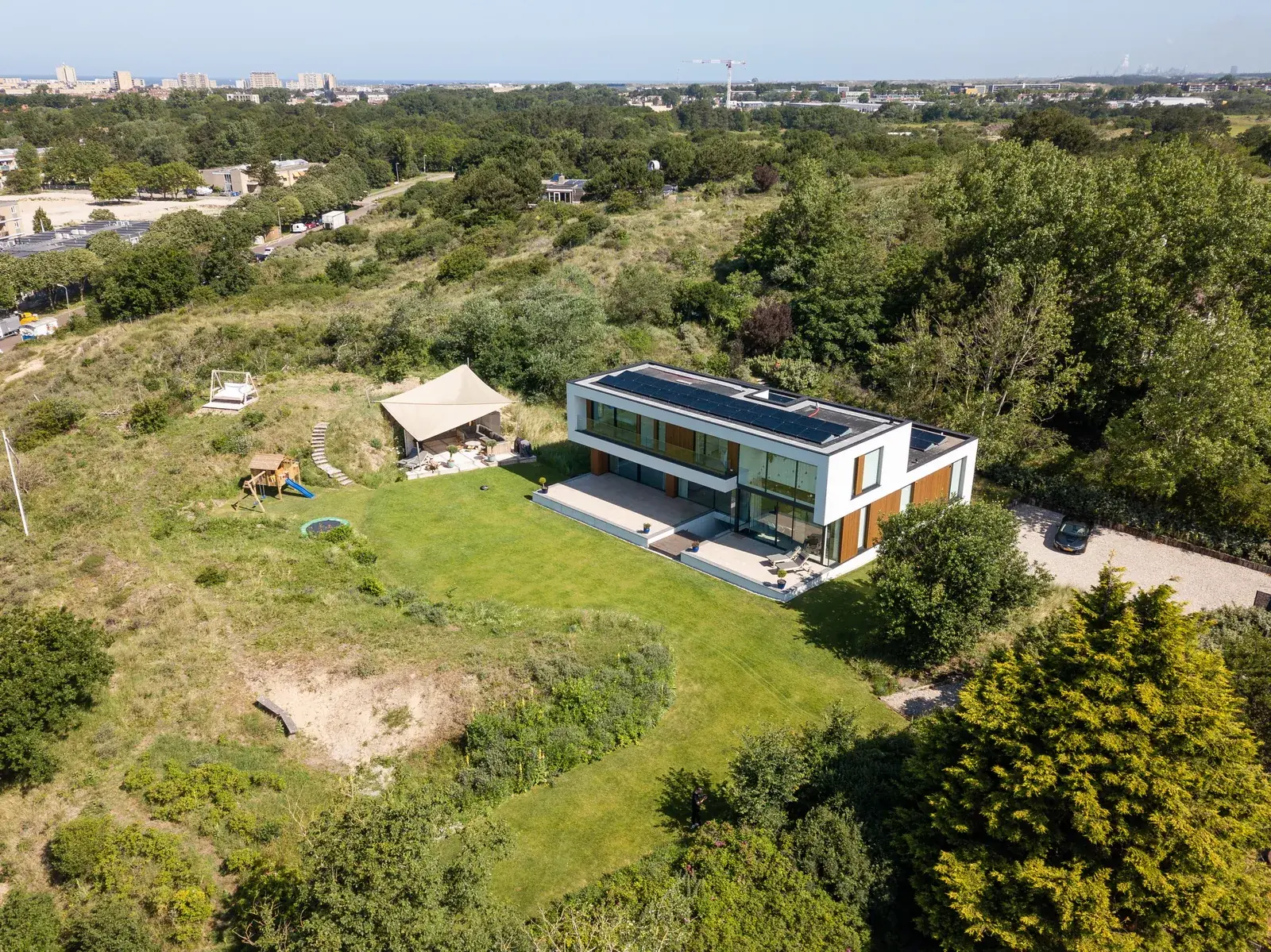 Verbouwde villa aan zee in Zandvoort met duurzame schil en helder gevelritme