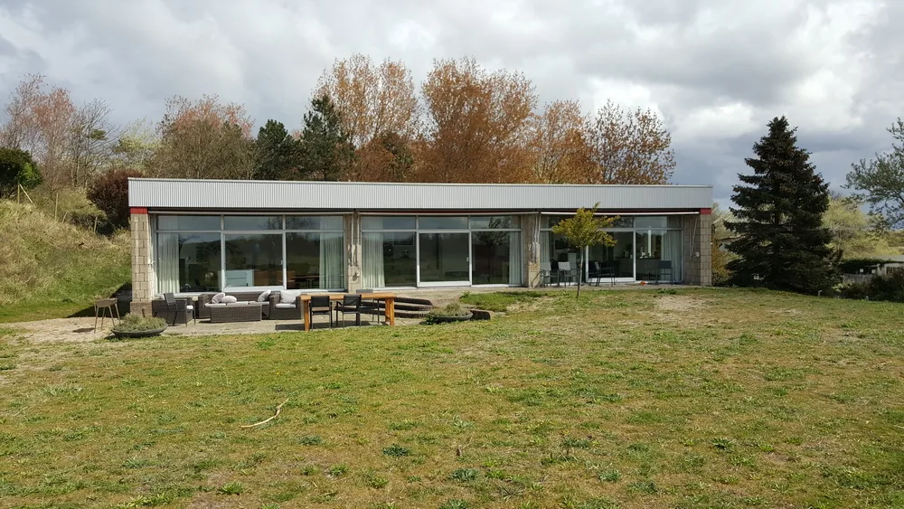 Verbouwde villa met zicht op tuin en natuurlijke duinbeplanting in Zandvoort