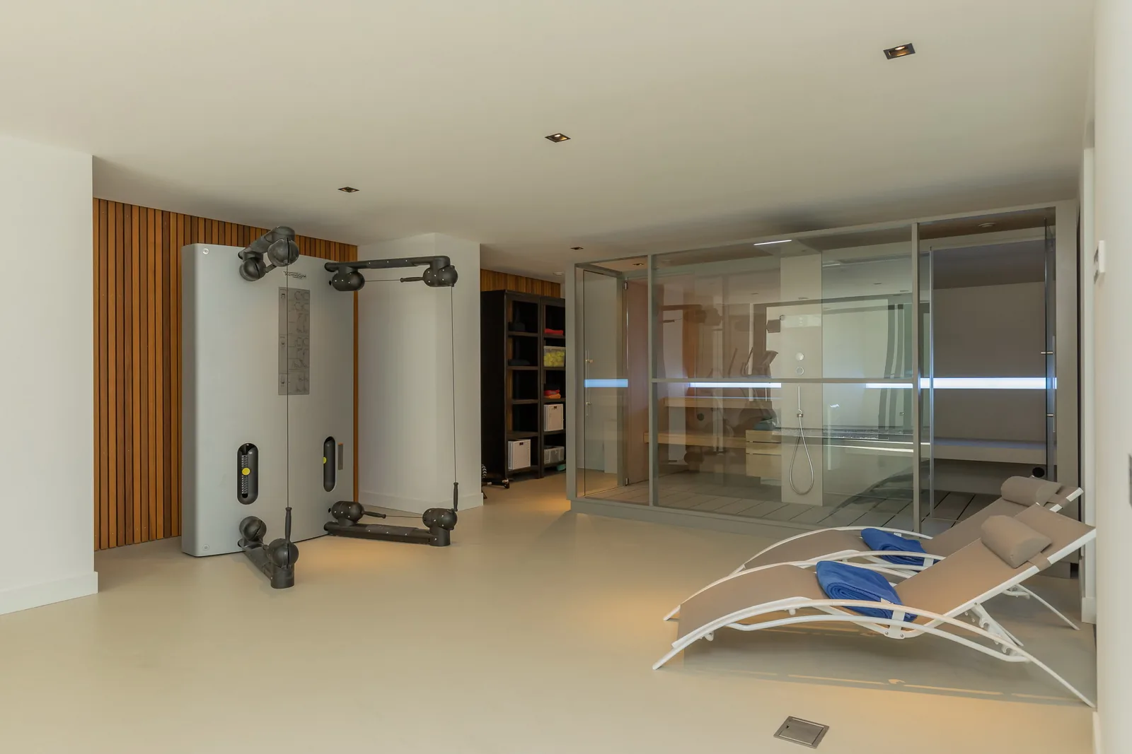 Wellnessruimte in de kelderverdieping met rustige materialisatie
