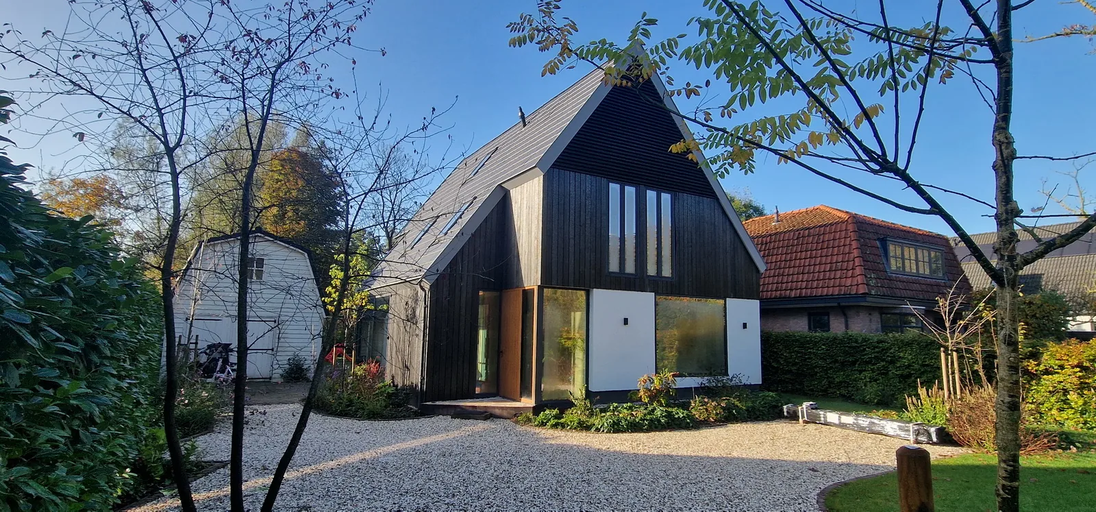 Verbouwde woning in Loenen aan de Vecht met prefab houten aanbouw en doorgetrokken kap