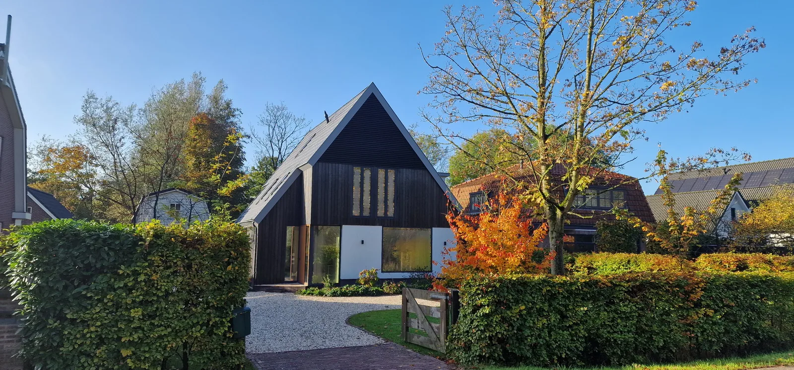 Prefab kapconstructie verbindt bestaande woning en nieuwe uitbreiding.
