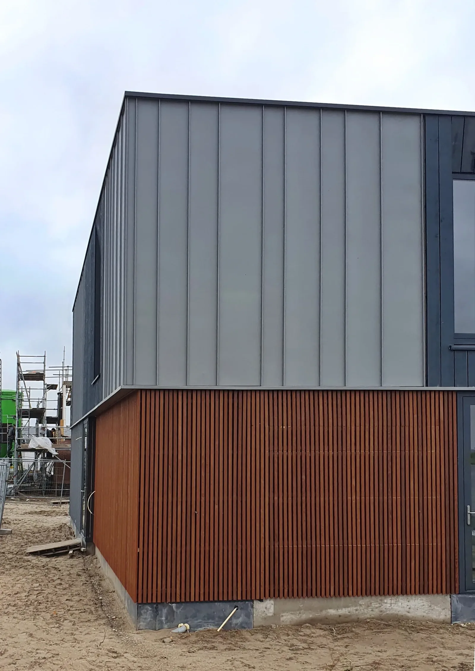 Bijgebouw met werkkamer en gastenverblijf naast de hoofdwoning.