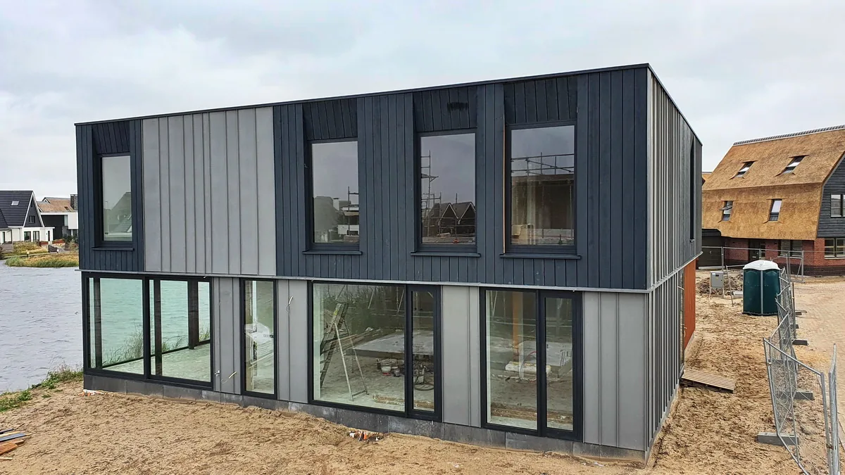 Villa met plat dak ontworpen voor een groot gezin met veel slaapkamers.