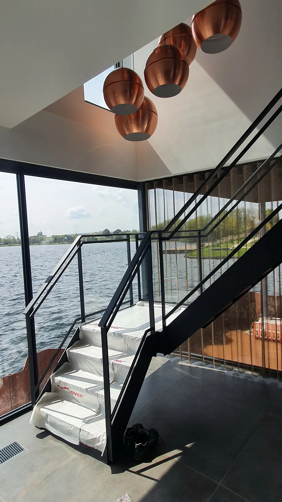 Doorlopende zichtlijn van keuken naar waterzijde en buitenruimte.