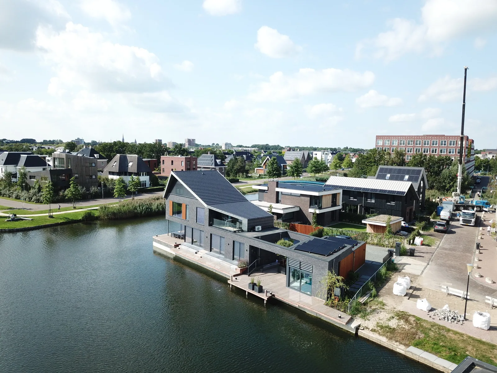 Langgerekte villa op hoekkavel in Waterrijk met uitgesproken daklijn en waterrelatie.