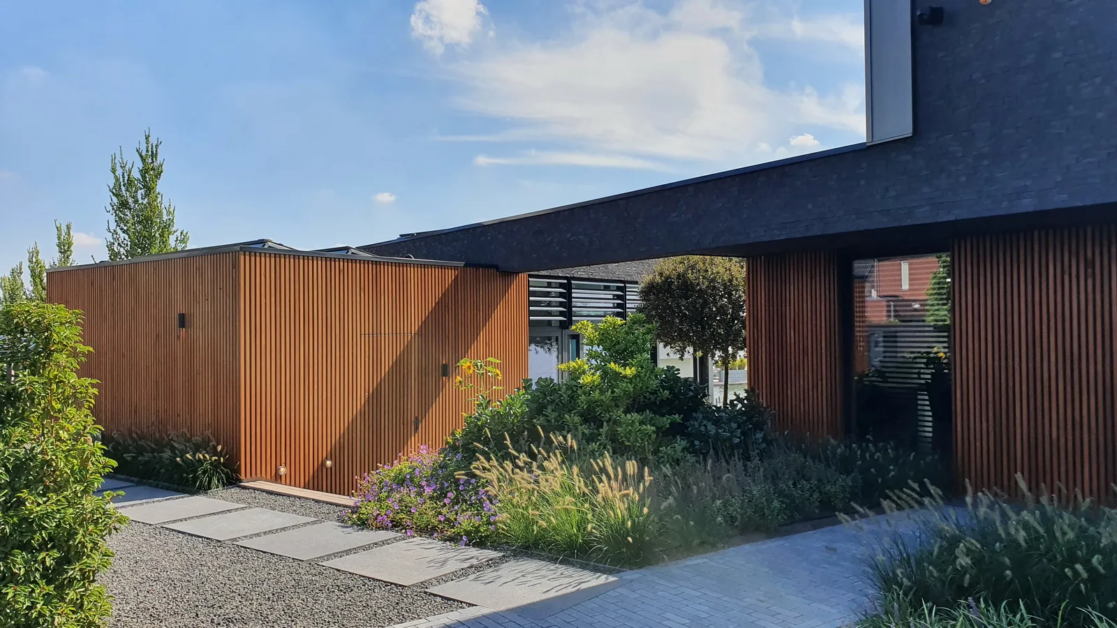 Overgang van woning naar vlonderterras en zwembad aan het water.