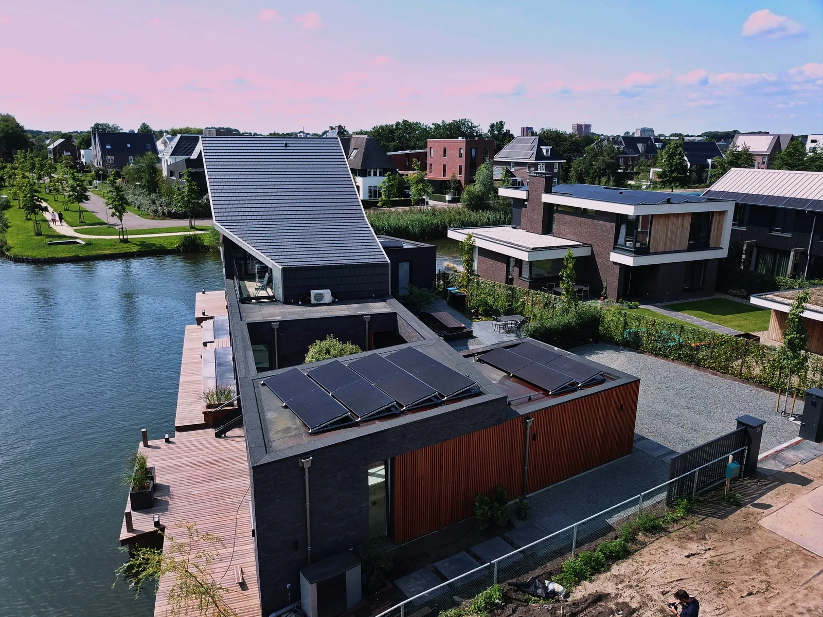 Waterrijk Woerden special-villa met krachtige horizontale geleding aan de plas.